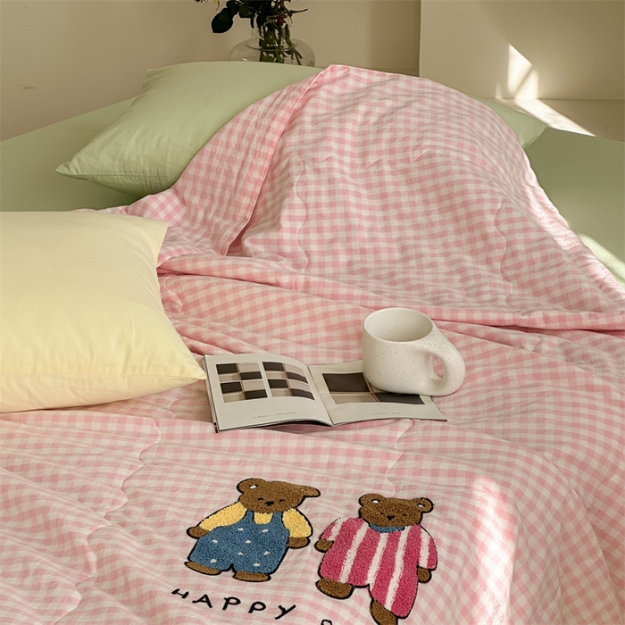 91家纺网 家纺一手货源 找家纺 洋铭区（原狠狠爱） 2024新款毛巾绣水洗棉夏被四件套 粉格小熊