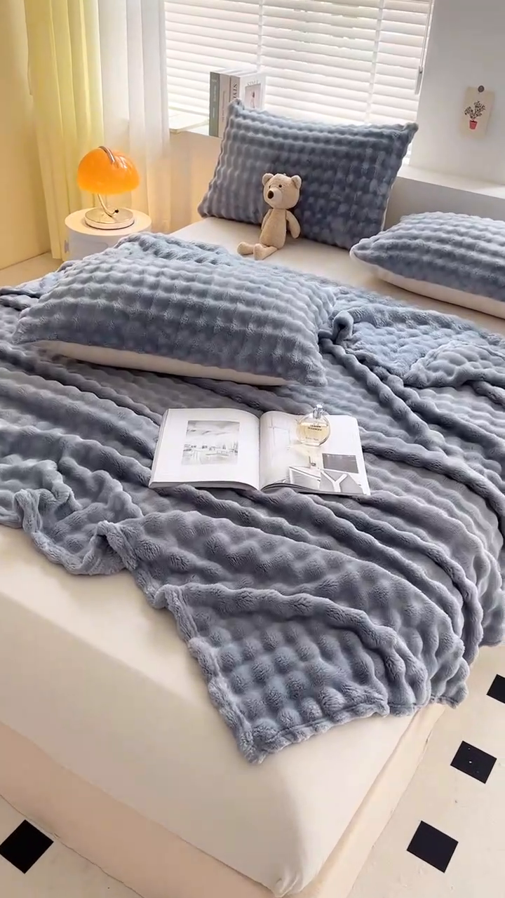 91家纺网 家纺一手货源 找家纺 芸锦豪 2024新款仿兔毛泡泡绒毛毯-卷边款毛毯 湖蓝-卷边