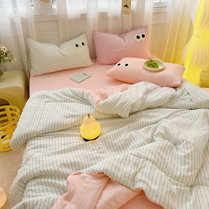 91家纺网 家纺一手货源 找家纺 颜选 2024新款热款大眼睛夏被单品夏被四件套 绿条纹