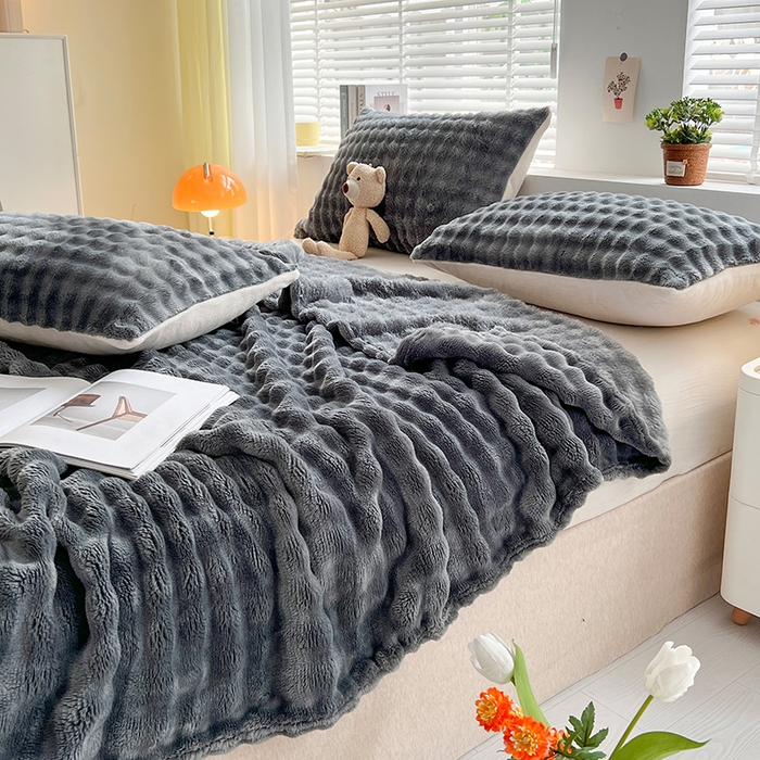 91家纺网 家纺一手货源 找家纺 芸锦豪 2024新款仿兔毛泡泡绒毛毯-卷边款毛毯 深灰-卷边