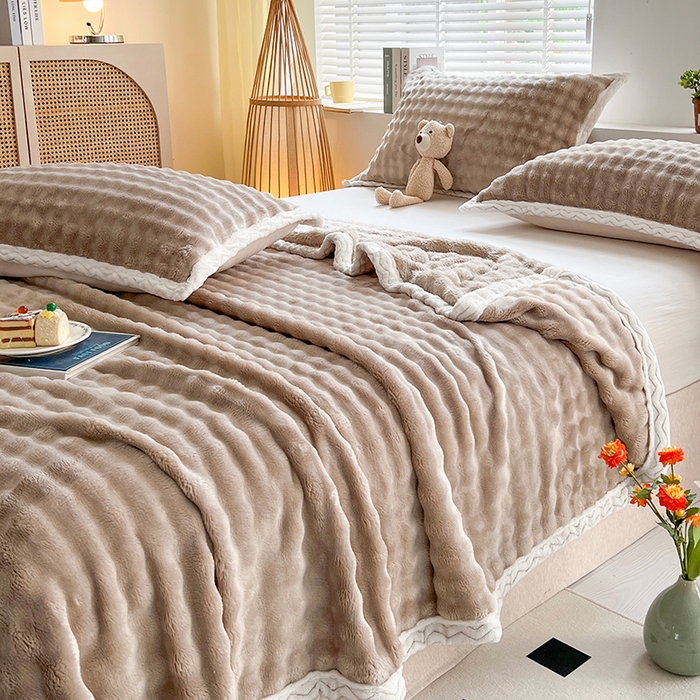 91家纺网 家纺一手货源 找家纺 芸锦豪 2024新款仿兔毛泡泡绒毛毯-包边款毛毯 浅驼-包边款