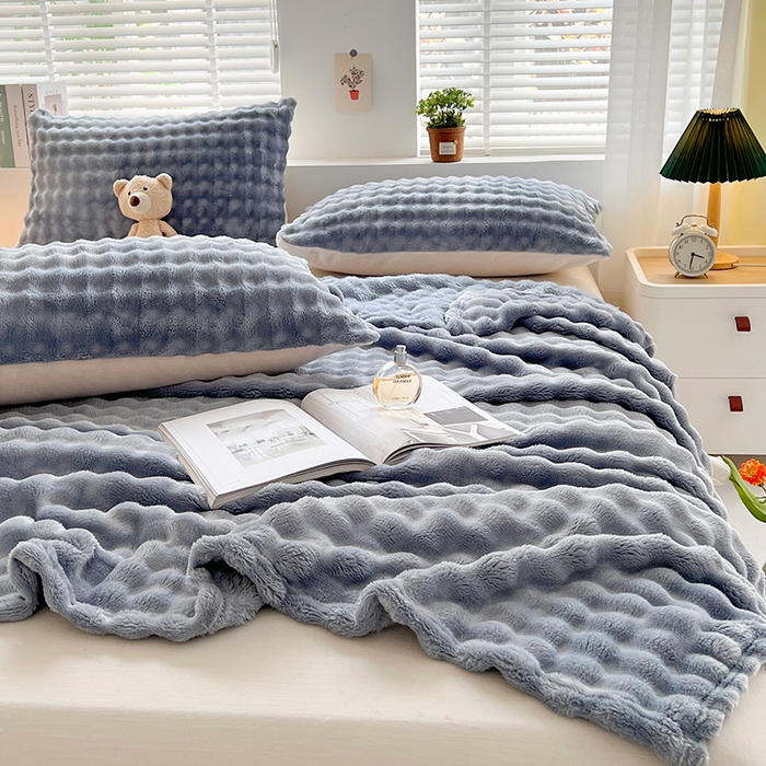 91家纺网 家纺一手货源 找家纺 芸锦豪 2024新款仿兔毛泡泡绒毛毯-卷边款毛毯 湖蓝-卷边