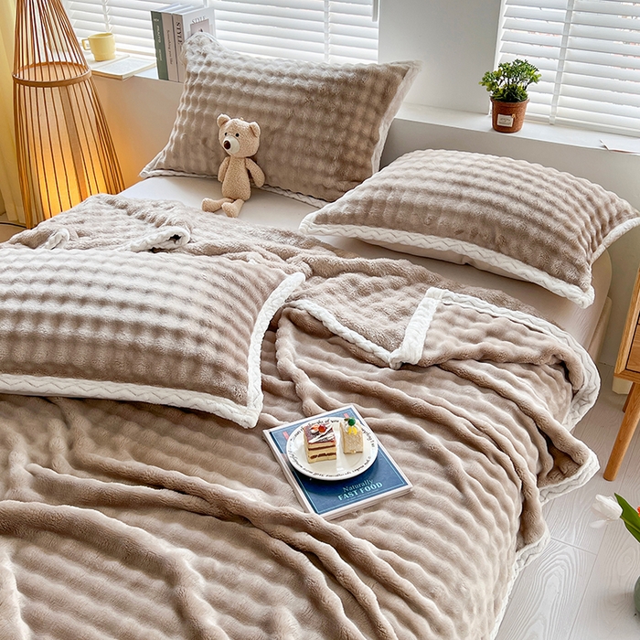 91家纺网 家纺一手货源 找家纺 芸锦豪 2024新款仿兔毛泡泡绒毛毯-包边款毛毯 浅驼-包边款