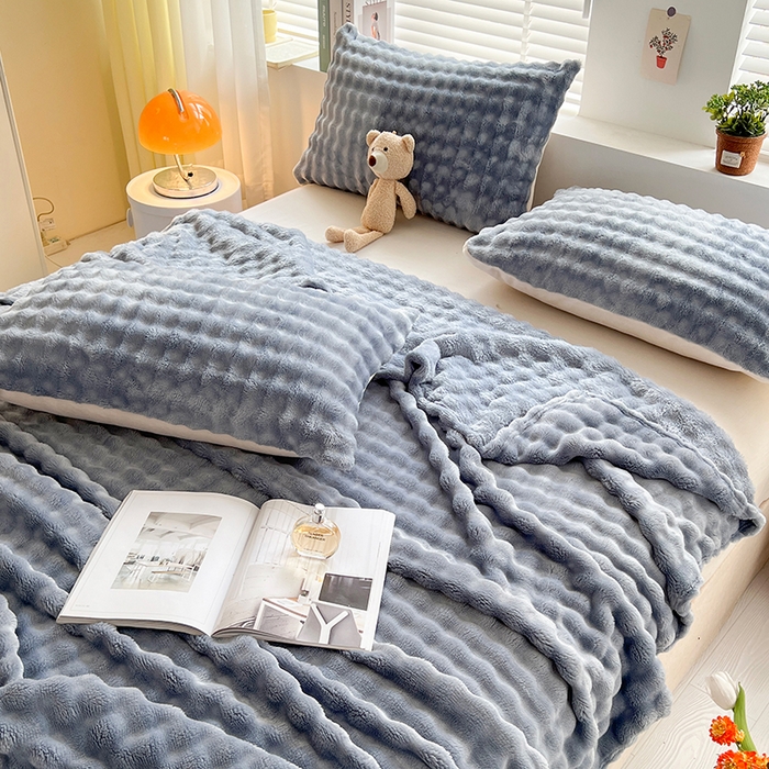 91家纺网 家纺一手货源 找家纺 芸锦豪 2024新款仿兔毛泡泡绒毛毯-卷边款毛毯 湖蓝-卷边