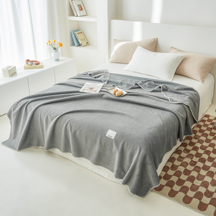 91家纺网 家纺一手货源 找家纺 艾佳 2025新款多功能午睡毯空调毯秋冬床单床盖华夫格双层复合四季毯 米灰