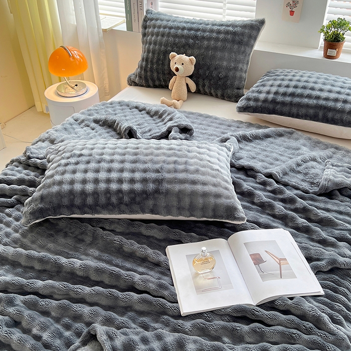 91家纺网 家纺一手货源 找家纺 芸锦豪 2024新款仿兔毛泡泡绒毛毯-卷边款毛毯 深灰-卷边