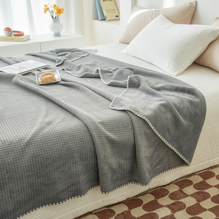 91家纺网 家纺一手货源 找家纺 艾佳 2025新款多功能午睡毯空调毯秋冬床单床盖华夫格双层复合四季毯 米灰