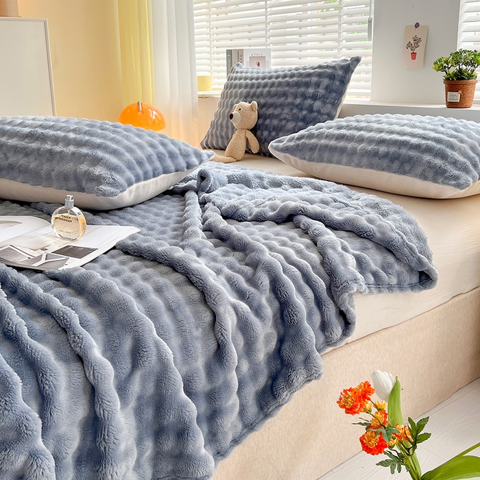 91家纺网 家纺一手货源 找家纺 芸锦豪 2024新款仿兔毛泡泡绒毛毯-卷边款毛毯 湖蓝-卷边