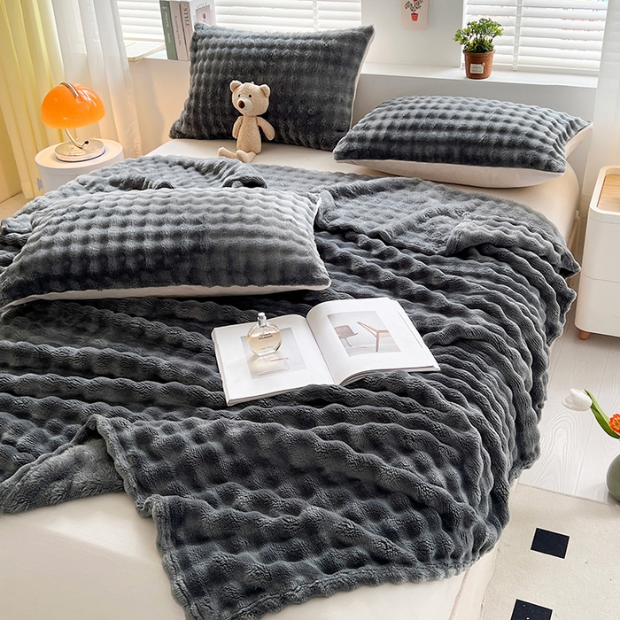 91家纺网 家纺一手货源 找家纺 芸锦豪 2024新款仿兔毛泡泡绒毛毯-卷边款毛毯 深灰-卷边