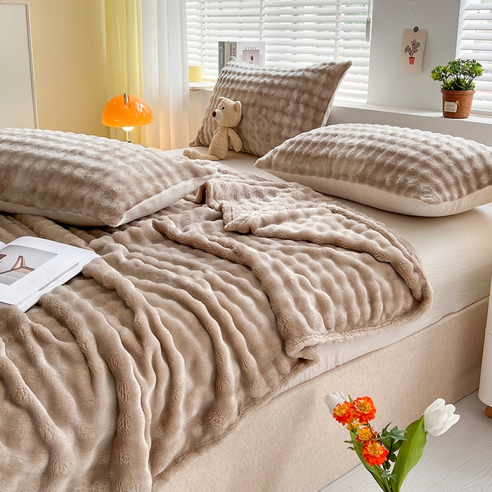 91家纺网 家纺一手货源 找家纺 芸锦豪 2024新款仿兔毛泡泡绒毛毯-卷边款毛毯 浅驼-卷边