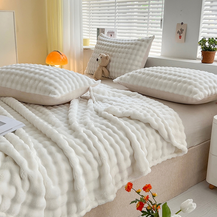 91家纺网 家纺一手货源 找家纺 芸锦豪 2024新款仿兔毛泡泡绒毛毯-卷边款毛毯 米白-卷边