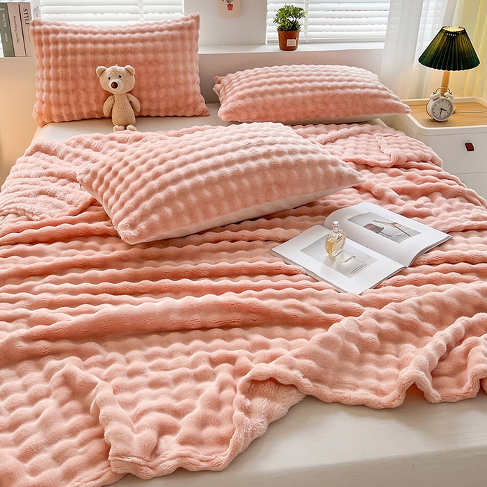 91家纺网 家纺一手货源 找家纺 芸锦豪 2024新款仿兔毛泡泡绒毛毯-卷边款毛毯 樱花粉-卷边