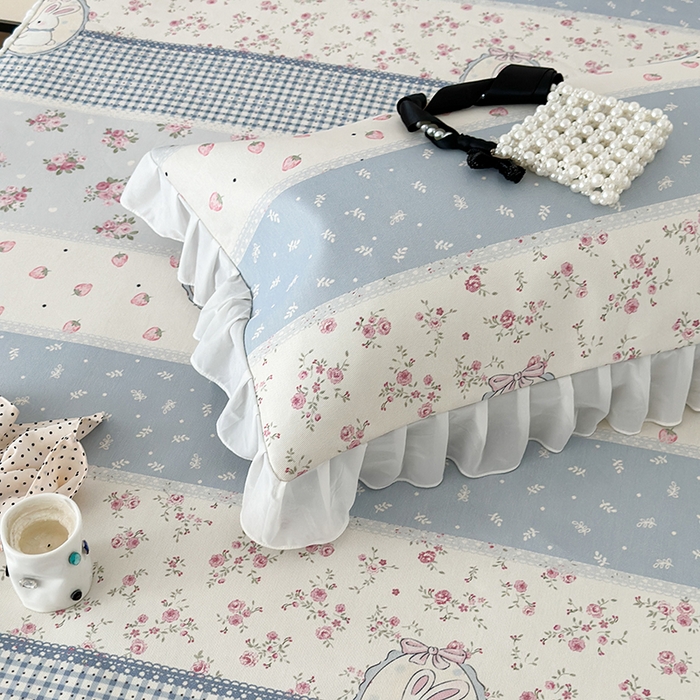 91家纺网 家纺一手货源 找家纺 昔可家纺 2024新款A类900D仙仙雪纺床裙冰丝席 蕾丝草莓兔