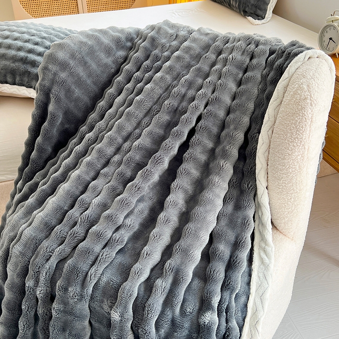 91家纺网 家纺一手货源 找家纺 芸锦豪 2024新款仿兔毛泡泡绒毛毯-包边款毛毯 深灰-包边款