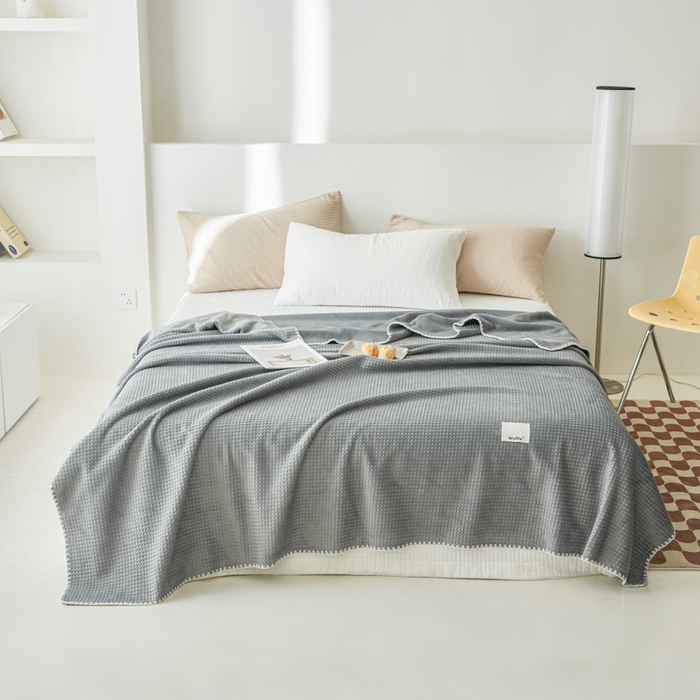 91家纺网 家纺一手货源 找家纺 艾佳 2025新款多功能午睡毯空调毯秋冬床单床盖华夫格双层复合四季毯 米灰