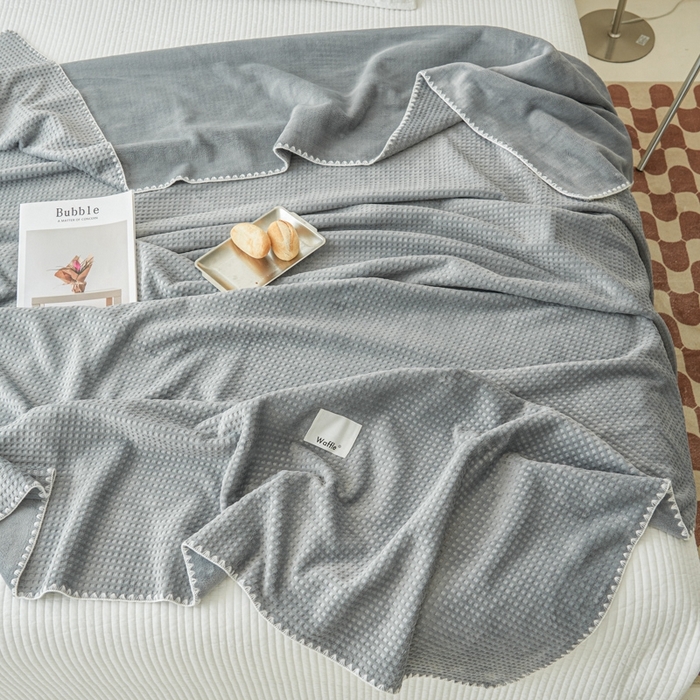 91家纺网 家纺一手货源 找家纺 艾佳 2025新款多功能午睡毯空调毯秋冬床单床盖华夫格双层复合四季毯 米灰