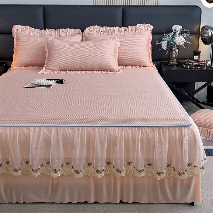 91家纺网 家纺一手货源 找家纺 恒爱家纺 2024新款倾国倾城系列冰豆豆凉感床裙款 豆沙