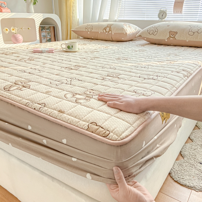 91家纺网 家纺一手货源 找家纺 鑫钰 2024新款全棉印花大豆夹棉床笠床垫保护罩 快乐熊仔