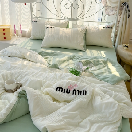 91家纺网 家纺一手货源 找家纺 灰鲸 2025新款泡泡纱miumin四叶草刺绣夏被四件套 miumin四叶草-奶白拼薄荷绿