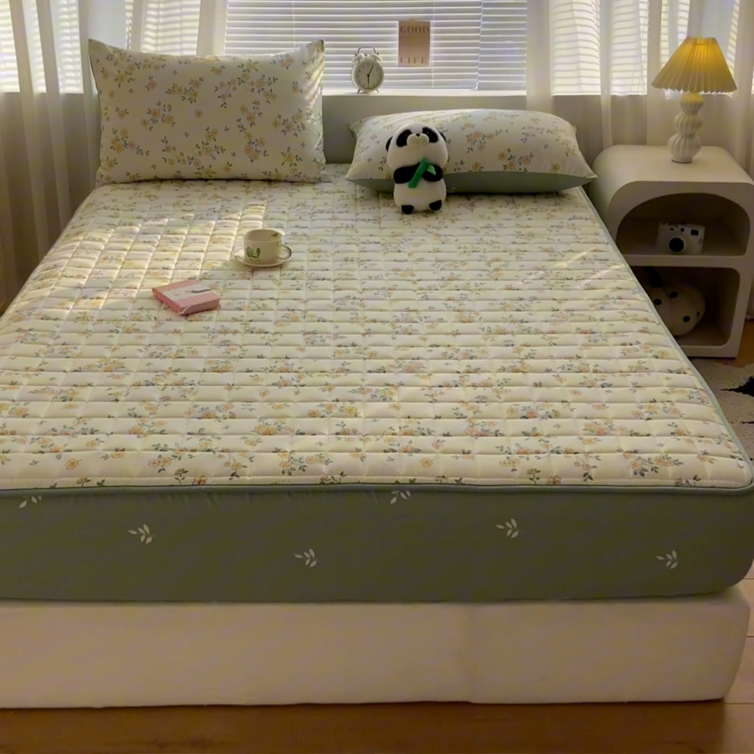 91家纺网 家纺一手货源 找家纺 鑫钰 2024新款全棉印花大豆夹棉床笠床垫保护罩 浅影落香