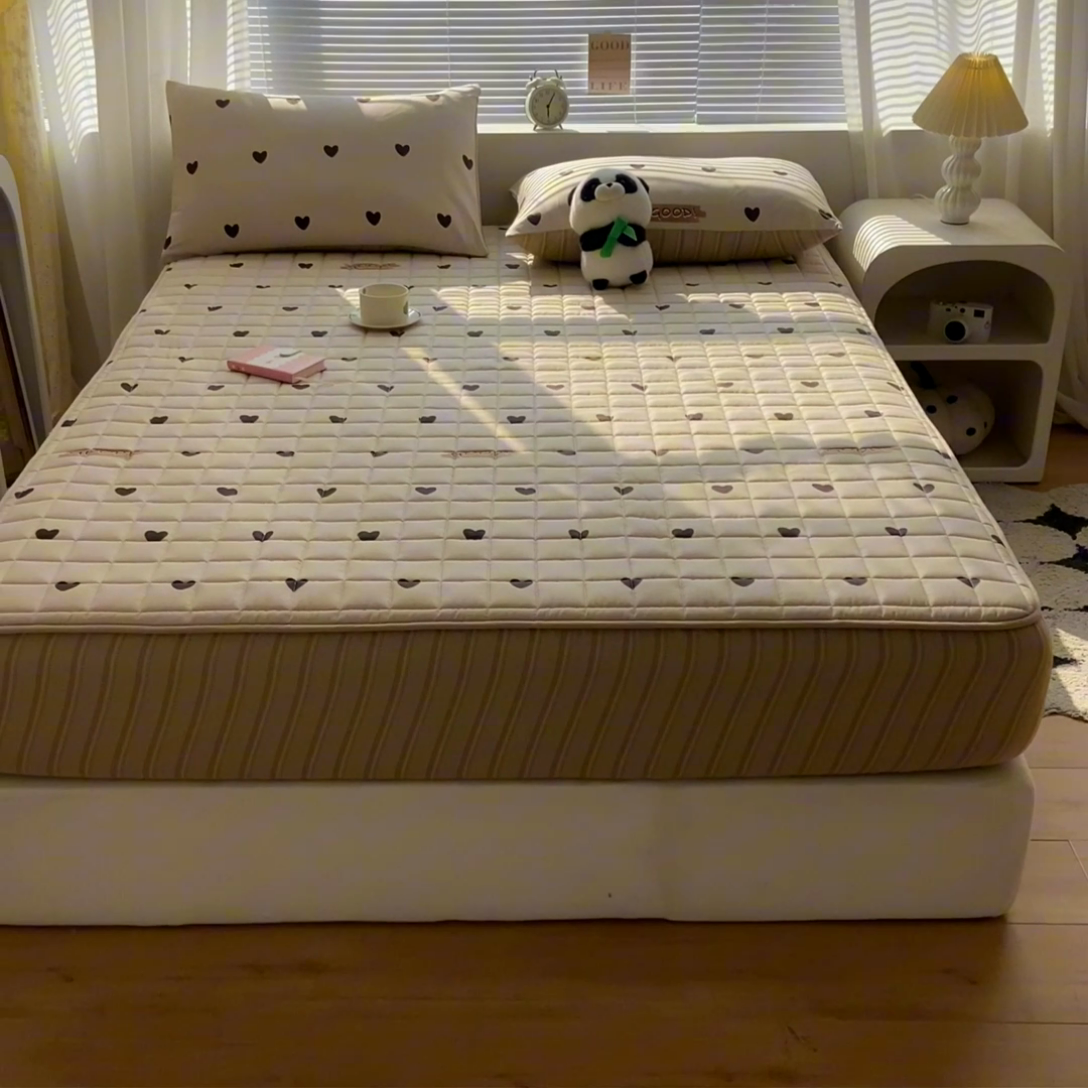 91家纺网 家纺一手货源 找家纺 鑫钰 2024新款全棉印花大豆夹棉床笠床垫保护罩 迷你爱心