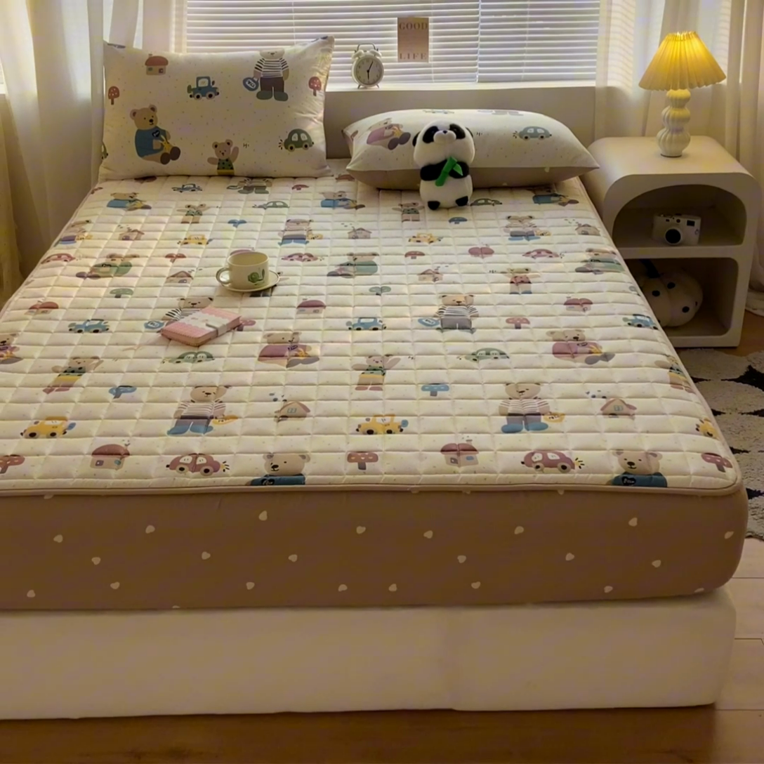 91家纺网 家纺一手货源 找家纺 鑫钰 2024新款全棉印花大豆夹棉床笠床垫保护罩 熊熊家园