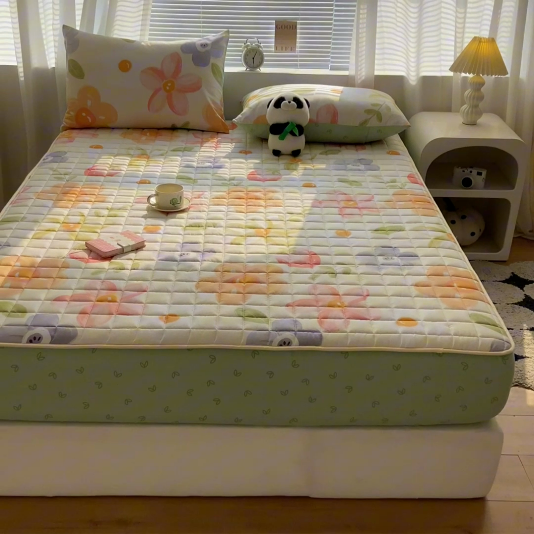 91家纺网 家纺一手货源 找家纺 鑫钰 2024新款全棉印花大豆夹棉床笠床垫保护罩 草莓仙子