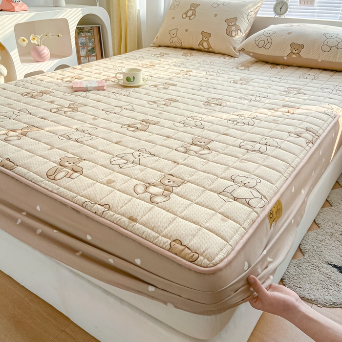 91家纺网 家纺一手货源 找家纺 鑫钰 2024新款全棉印花大豆夹棉床笠床垫保护罩 快乐熊仔