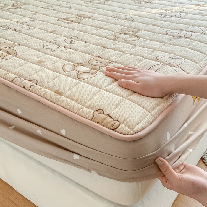 91家纺网 家纺一手货源 找家纺 鑫钰 2024新款全棉印花大豆夹棉床笠床垫保护罩 快乐熊仔