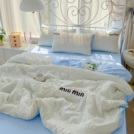 91家纺网 家纺一手货源 找家纺 灰鲸 2025新款泡泡纱miumin四叶草刺绣夏被四件套 miumin四叶草-奶白拼天空蓝