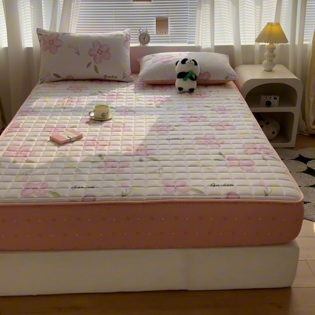 91家纺网 家纺一手货源 找家纺 鑫钰 2024新款全棉印花大豆夹棉床笠床垫保护罩 春熙-粉