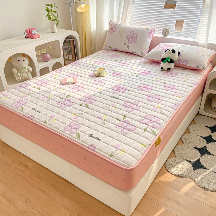 91家纺网 家纺一手货源 找家纺 鑫钰 2024新款全棉印花大豆夹棉床笠床垫保护罩 春熙-粉