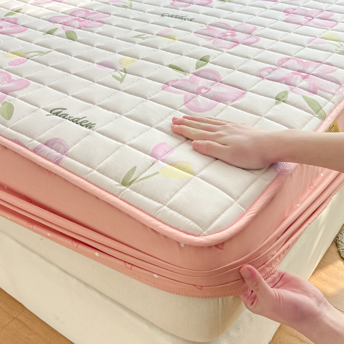 91家纺网 家纺一手货源 找家纺 鑫钰 2024新款全棉印花大豆夹棉床笠床垫保护罩 春熙-粉