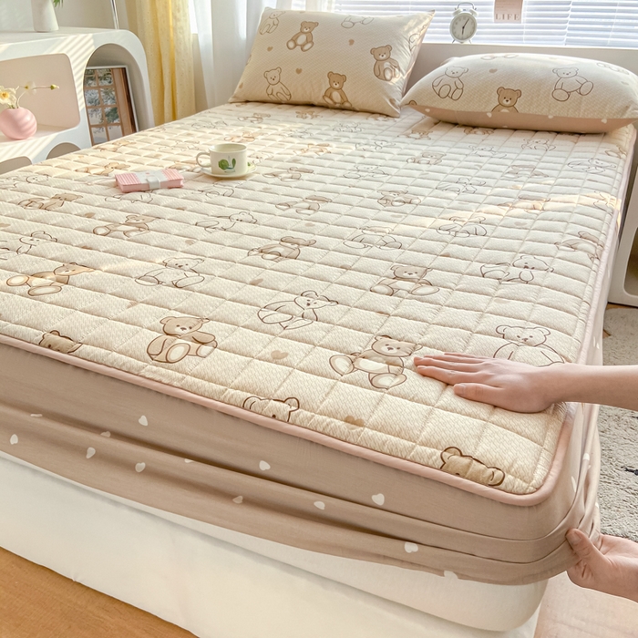 91家纺网 家纺一手货源 找家纺 鑫钰 2024新款全棉印花大豆夹棉床笠床垫保护罩 快乐熊仔