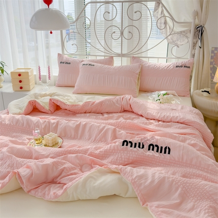 91家纺网 家纺一手货源 找家纺 （总）灰鲸 2025新款泡泡纱miumin四叶草刺绣夏被四件套