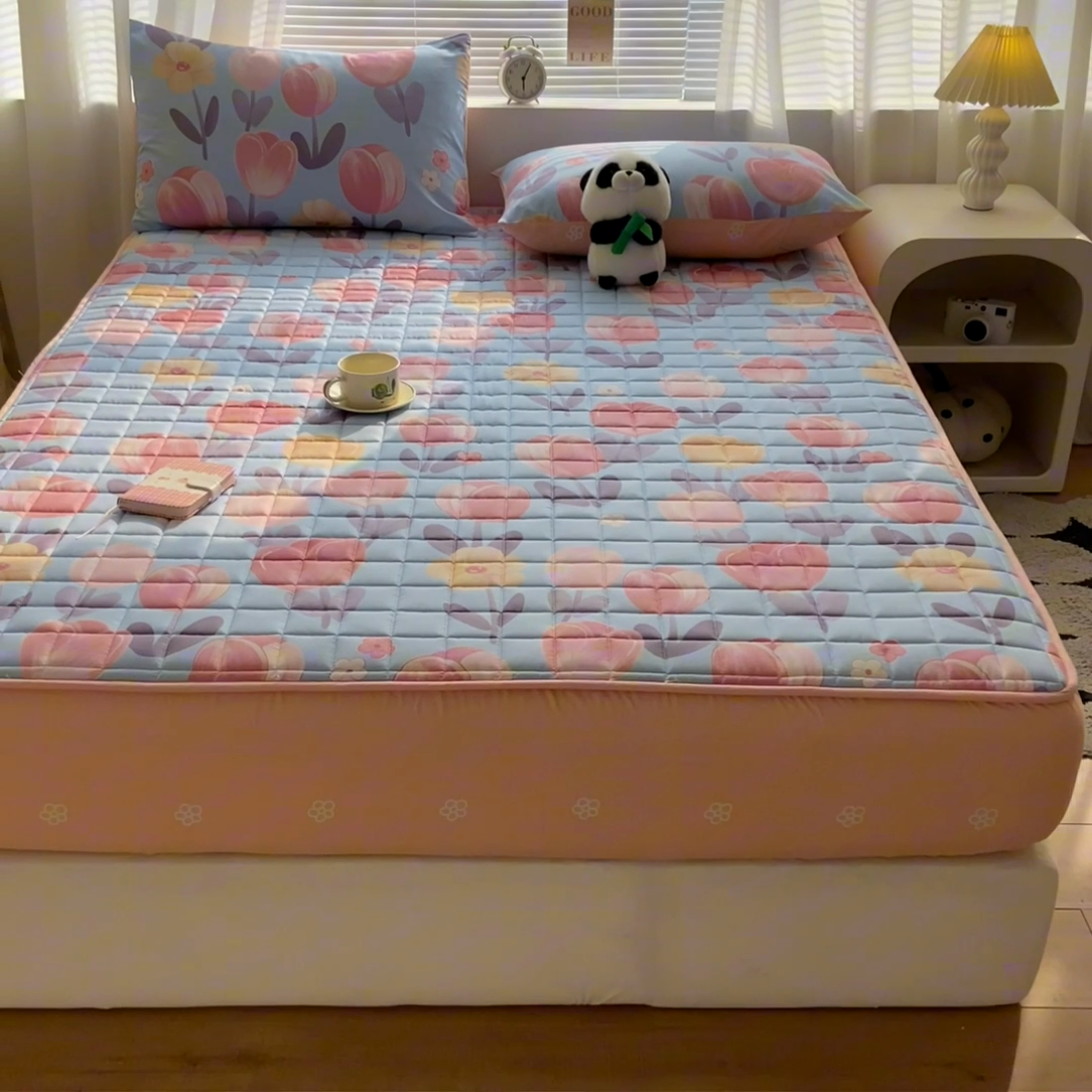 91家纺网 家纺一手货源 找家纺 鑫钰 2024新款全棉印花大豆夹棉床笠床垫保护罩 淡香花语