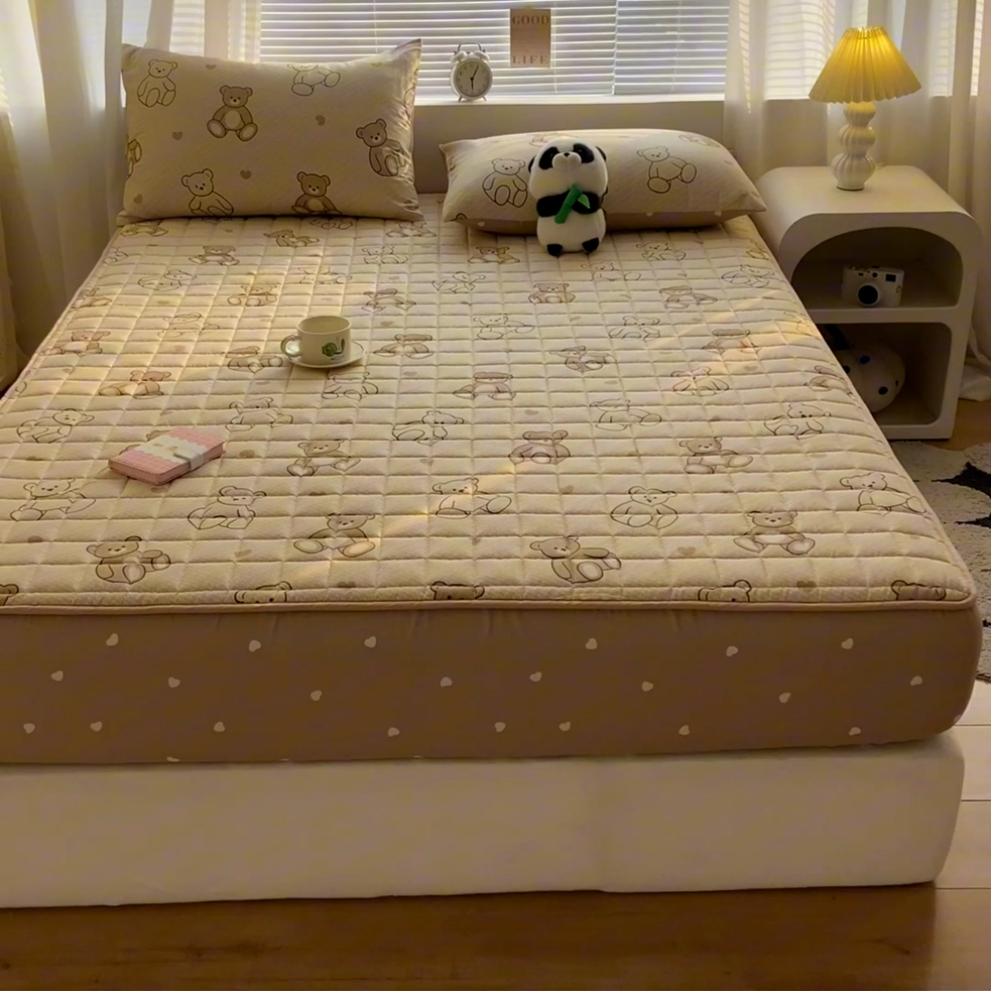 91家纺网 家纺一手货源 找家纺 鑫钰 2024新款全棉印花大豆夹棉床笠床垫保护罩 快乐熊仔