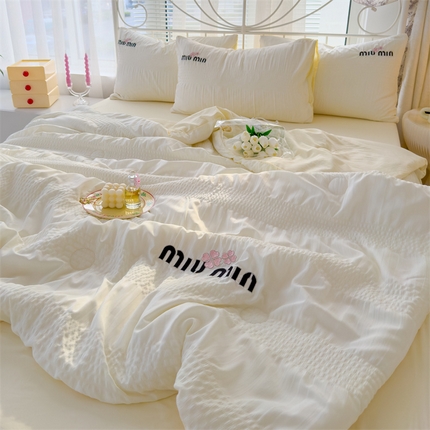 91家纺网 家纺一手货源 找家纺 （总）灰鲸 2025新款泡泡纱miumin四叶草刺绣夏被四件套