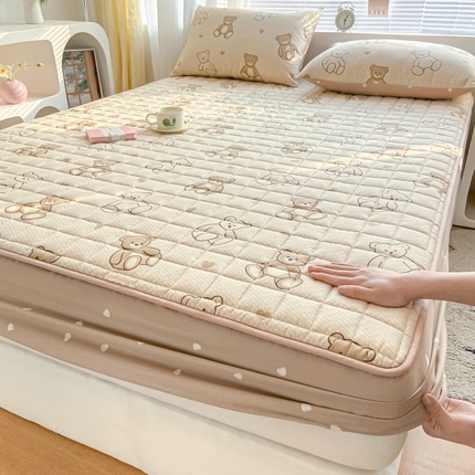 91家纺网 家纺一手货源 找家纺 鑫钰 2024新款全棉印花大豆夹棉床笠床垫保护罩 快乐熊仔