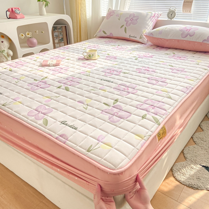 91家纺网 家纺一手货源 找家纺 鑫钰 2024新款全棉印花大豆夹棉床笠床垫保护罩 春熙-粉