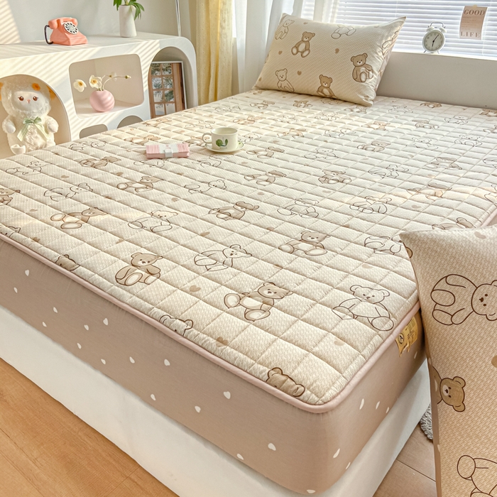 91家纺网 家纺一手货源 找家纺 鑫钰 2024新款全棉印花大豆夹棉床笠床垫保护罩 快乐熊仔