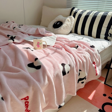 91家纺网 家纺一手货源 找家纺 桃喜 2024新款双面牛奶绒毛毯 粉嘟嘟小熊猫
