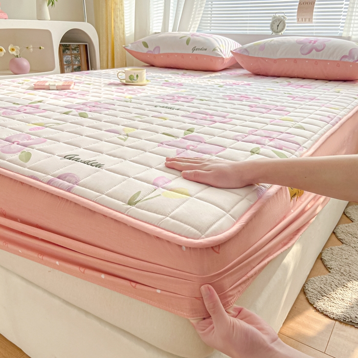 91家纺网 家纺一手货源 找家纺 鑫钰 2024新款全棉印花大豆夹棉床笠床垫保护罩 春熙-粉