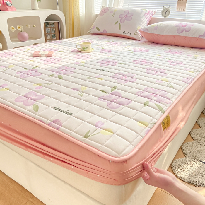 91家纺网 家纺一手货源 找家纺 鑫钰 2024新款全棉印花大豆夹棉床笠床垫保护罩 春熙-粉