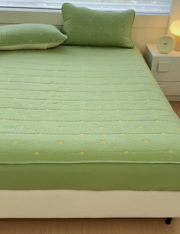 91家纺网 家纺一手货源 找家纺 金丝鸟家纺 2024新款2024新款A类磨毛大豆防水夹棉床笠-小熊 小熊 绿色