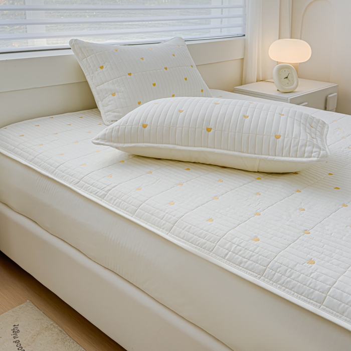 91家纺网 家纺一手货源 找家纺 金丝鸟家纺 2024新款2024新款A类磨毛大豆防水夹棉床笠-小熊 小熊 白色