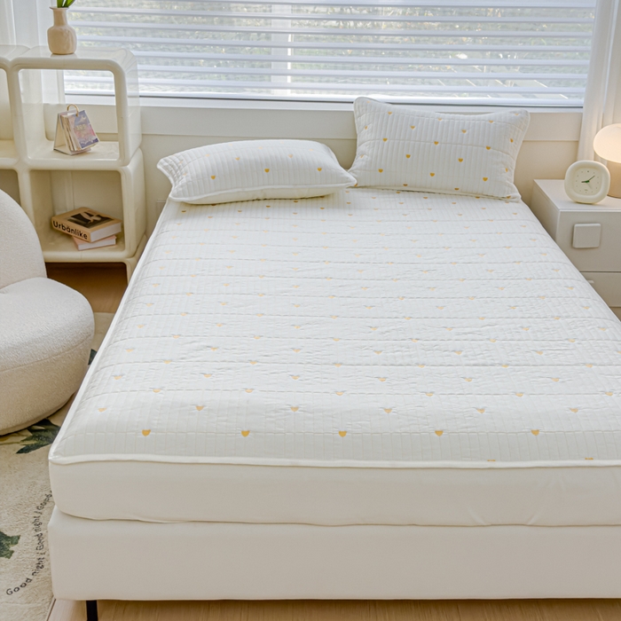 91家纺网 家纺一手货源 找家纺 金丝鸟家纺 2024新款2024新款A类磨毛大豆防水夹棉床笠-小熊 小熊 白色