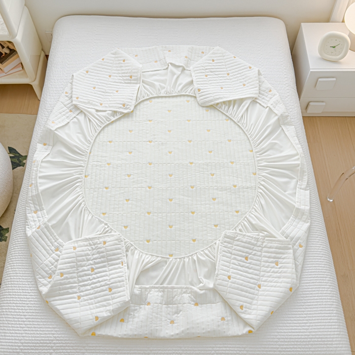 91家纺网 家纺一手货源 找家纺 金丝鸟家纺 2024新款2024新款A类磨毛大豆防水夹棉床笠-小熊 小熊 白色