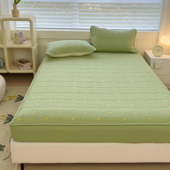 91家纺网 家纺一手货源 找家纺 金丝鸟家纺 2024新款2024新款A类磨毛大豆防水夹棉床笠-小熊 小熊 绿色