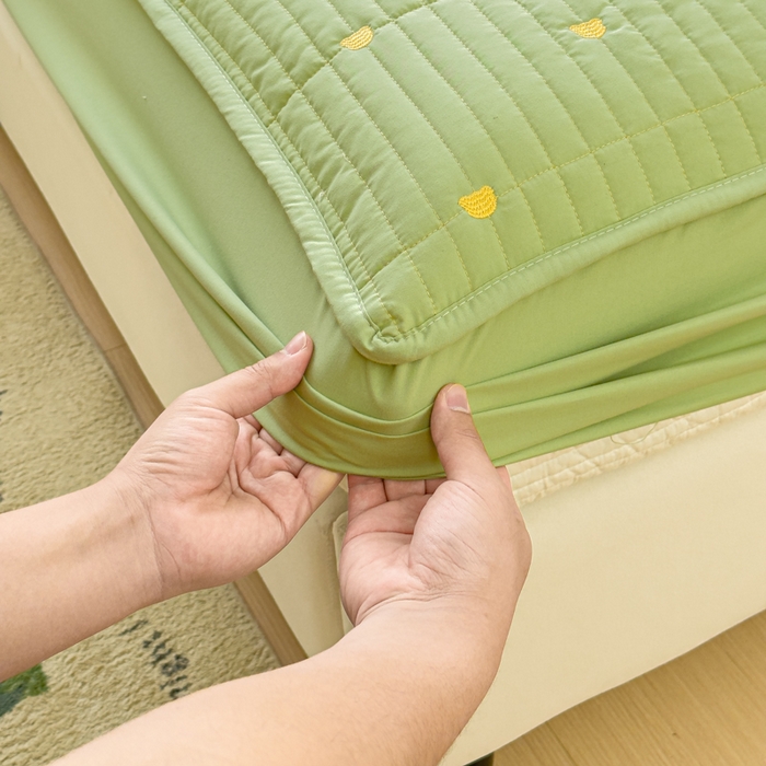 91家纺网 家纺一手货源 找家纺 金丝鸟家纺 2024新款2024新款A类磨毛大豆防水夹棉床笠-小熊 小熊 绿色